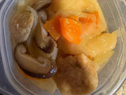 椎茸とにんじんと玉ねぎと肉団子とすいとん味噌汁